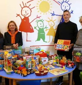 Spielzeugspenden für die Darmstädter Kinderkliniken 